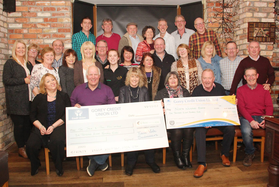 Tara-Vale-Swimmers-cheque-presentation